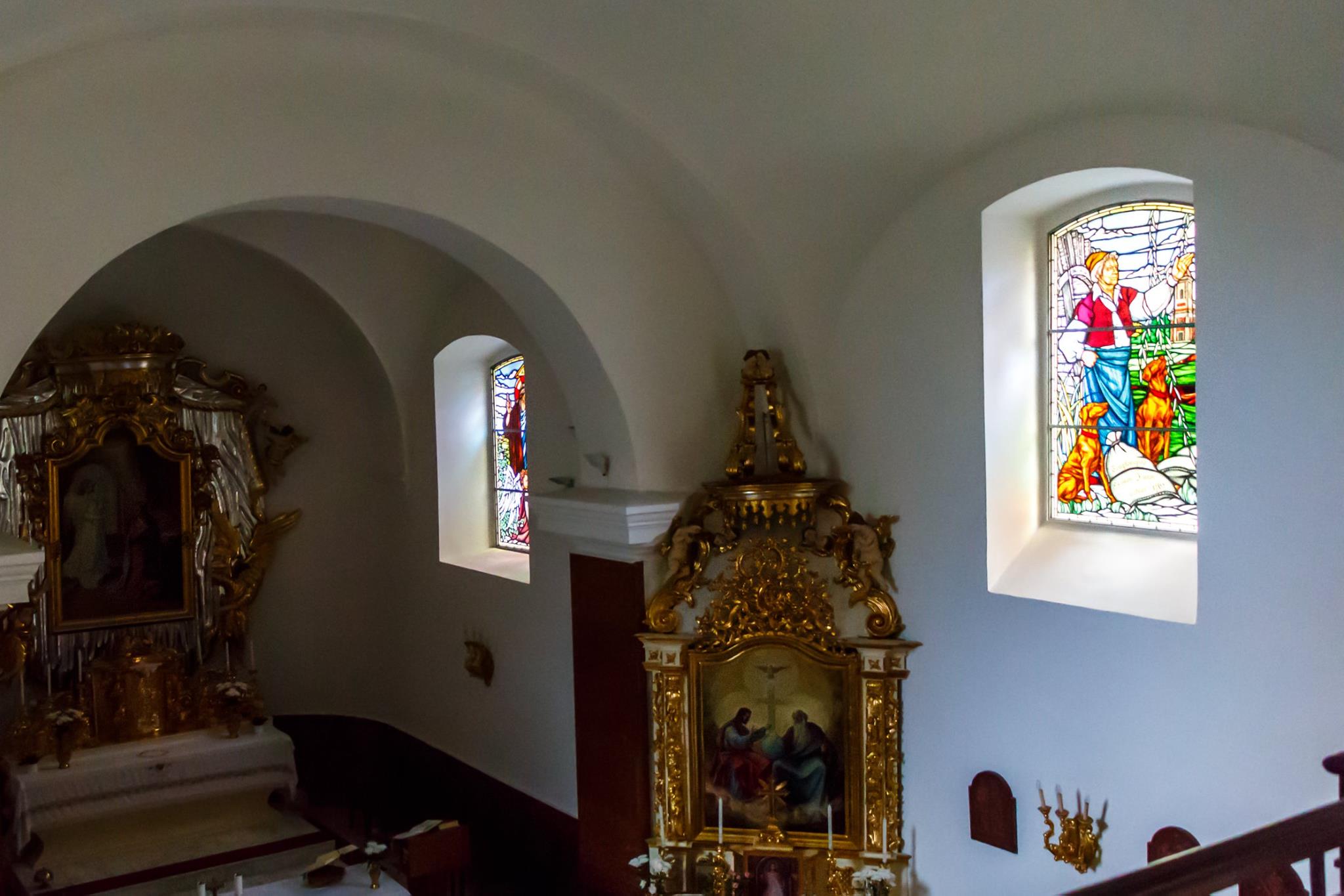 Templombelső az elkészült ablakokkal
